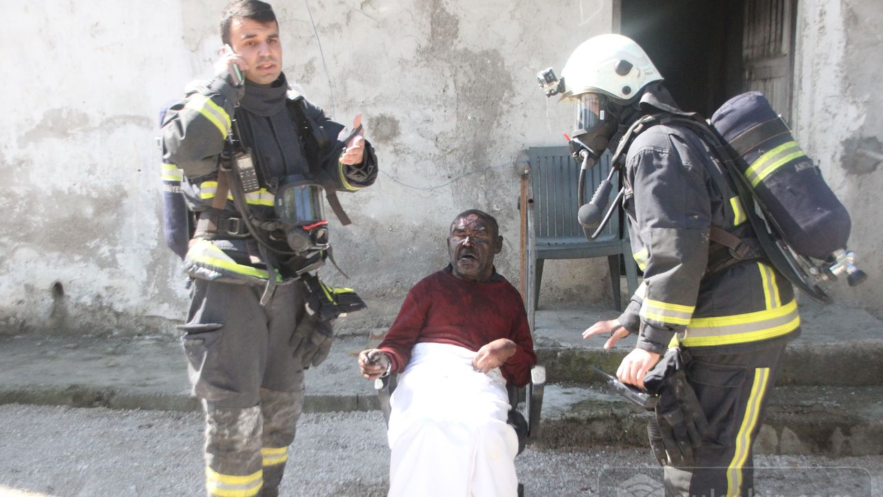 Antalya'da engelli bir kişinin evinde yangın çıktı