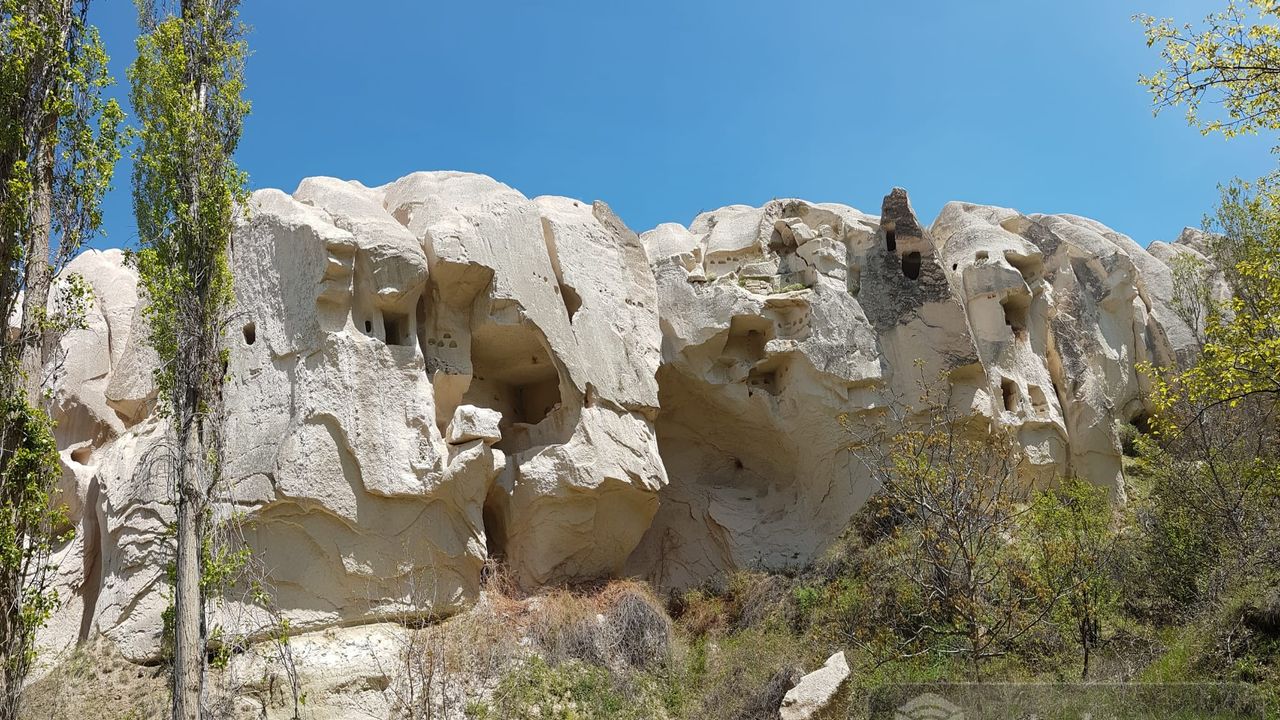 Kapadokya'da kayalıklarda mahsur kalan minik kurtarıldı