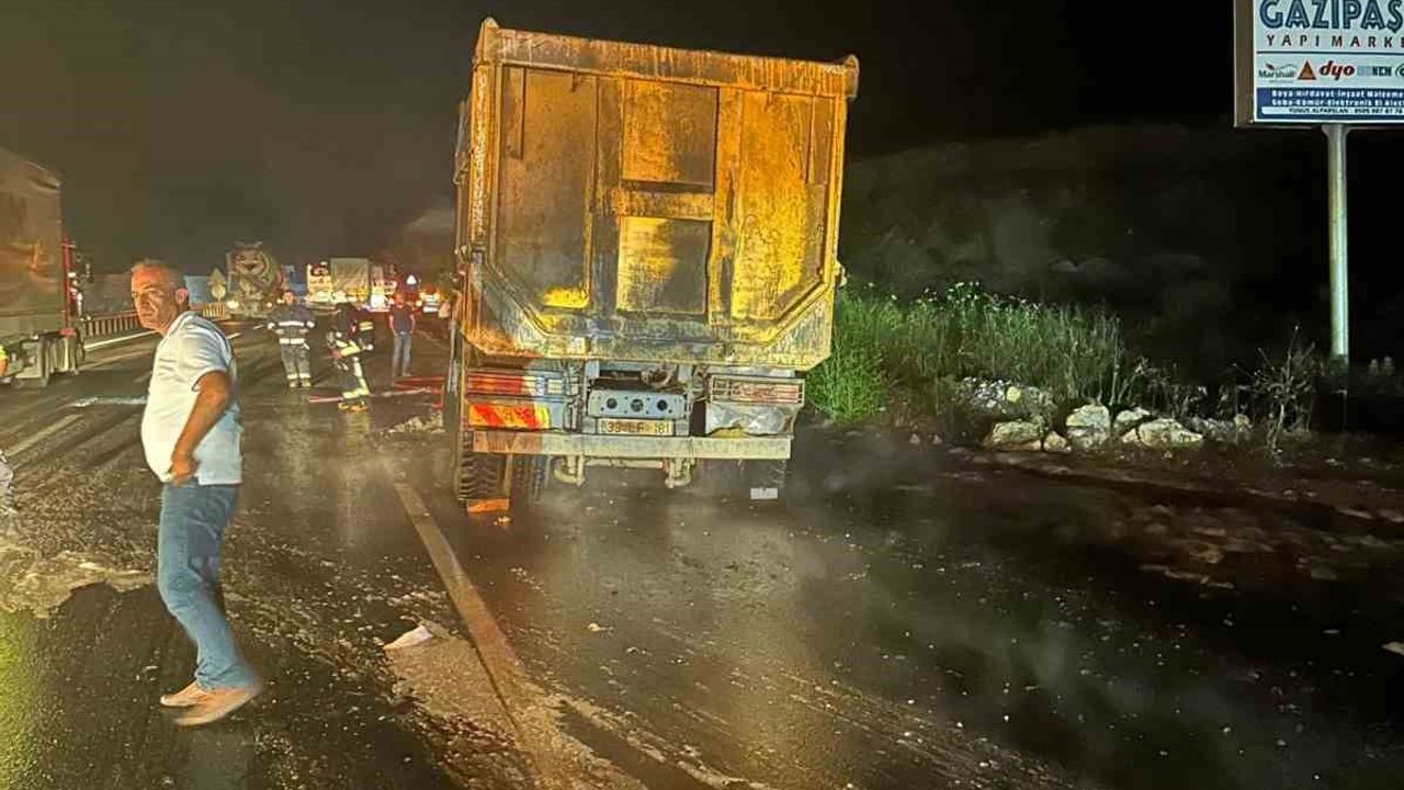 Antalya'da kamyonun lastiği patlayarak alev aldı