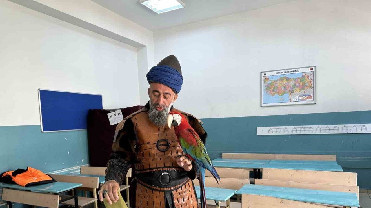 İstanbul'da bir kişi papağanıyla oy kullandı