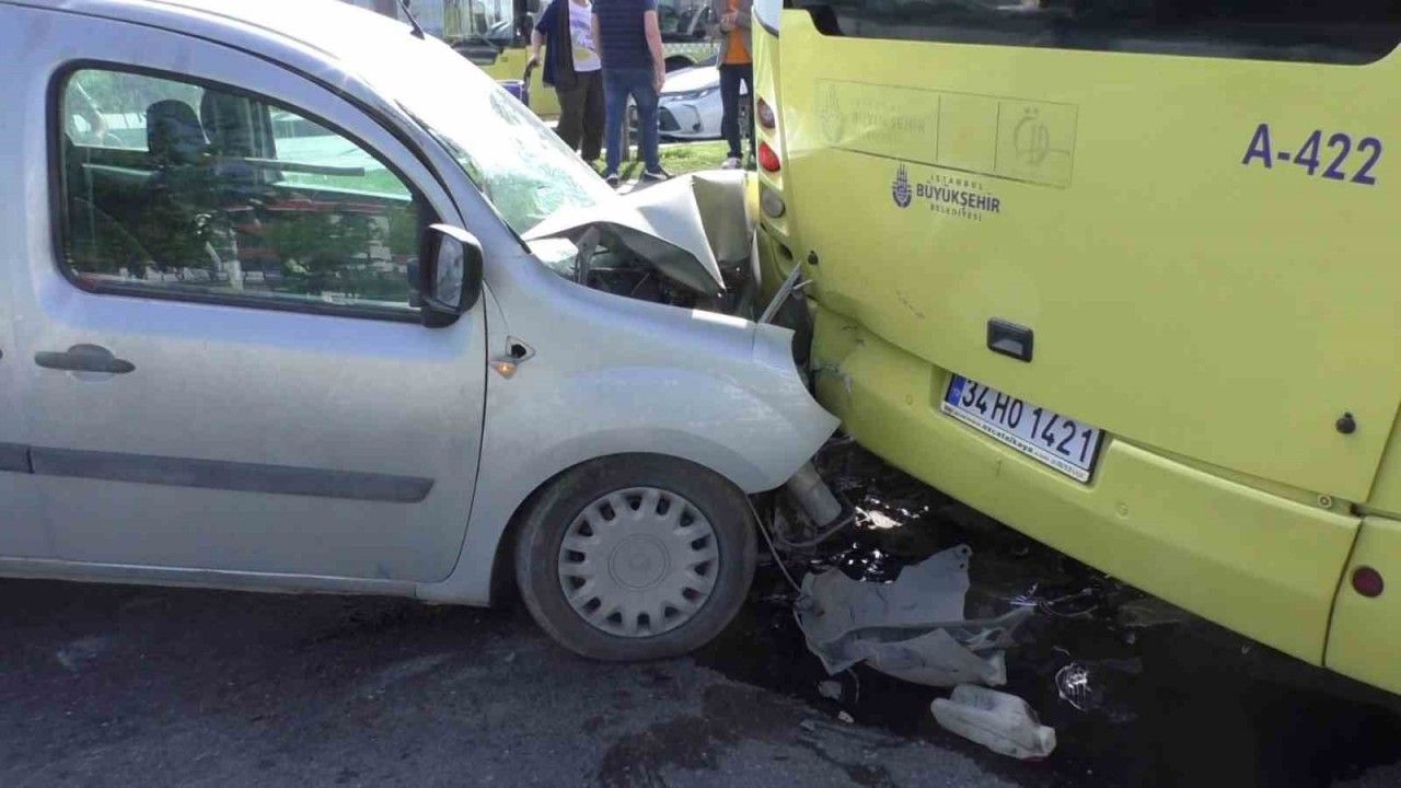 Sultangazi’de yolcu alan İETT otobüsüne araç çarptı