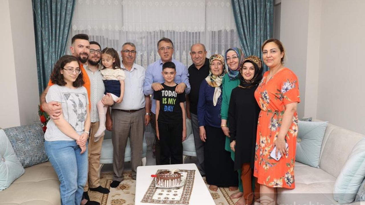Mehmet Savran ev ziyaretinde: Bu kez evlilik yıldönümü kutladı