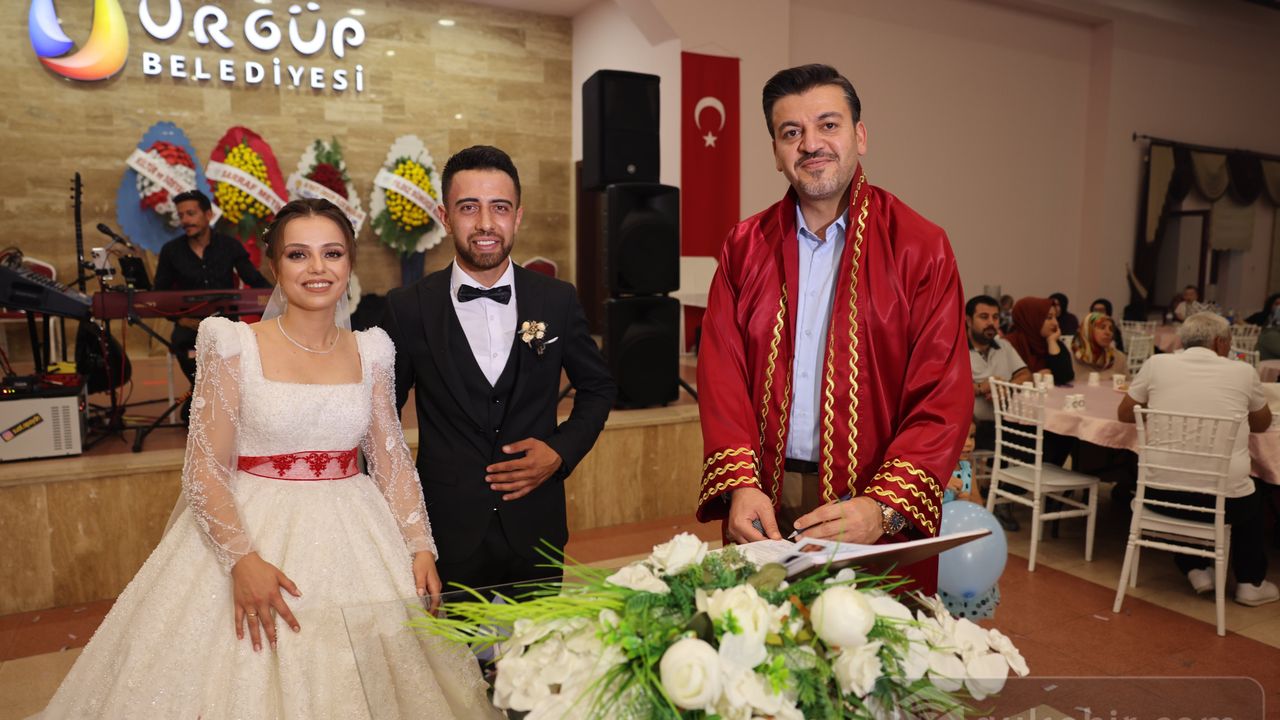 Mehmet Aktürk genç çiftin nikahını kıydı