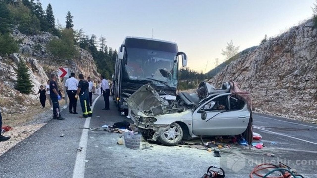 Antalya’da Yolcu Otobüsü İle Otomobil Çarpıştı: ''Otomobil Parçalandı 1 Ölü 5 Yaralı''