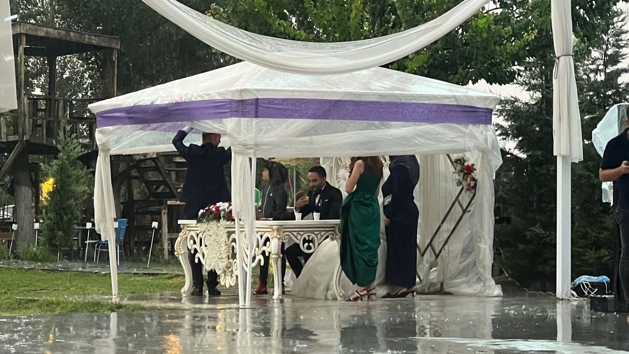 Yağmur altında 'Evet' dediler!  Unutulmaz evlilik