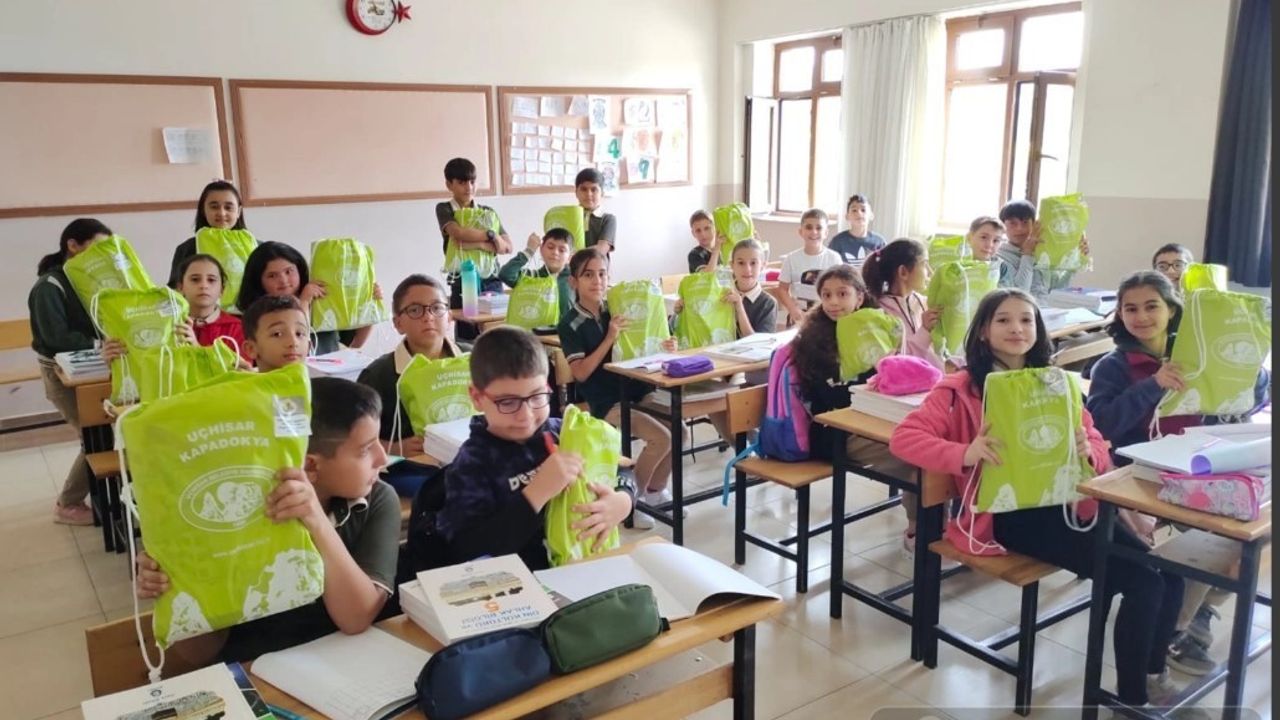 Uçhisar Belediyesi öğrencilere kırtasiye desteği veriyor
