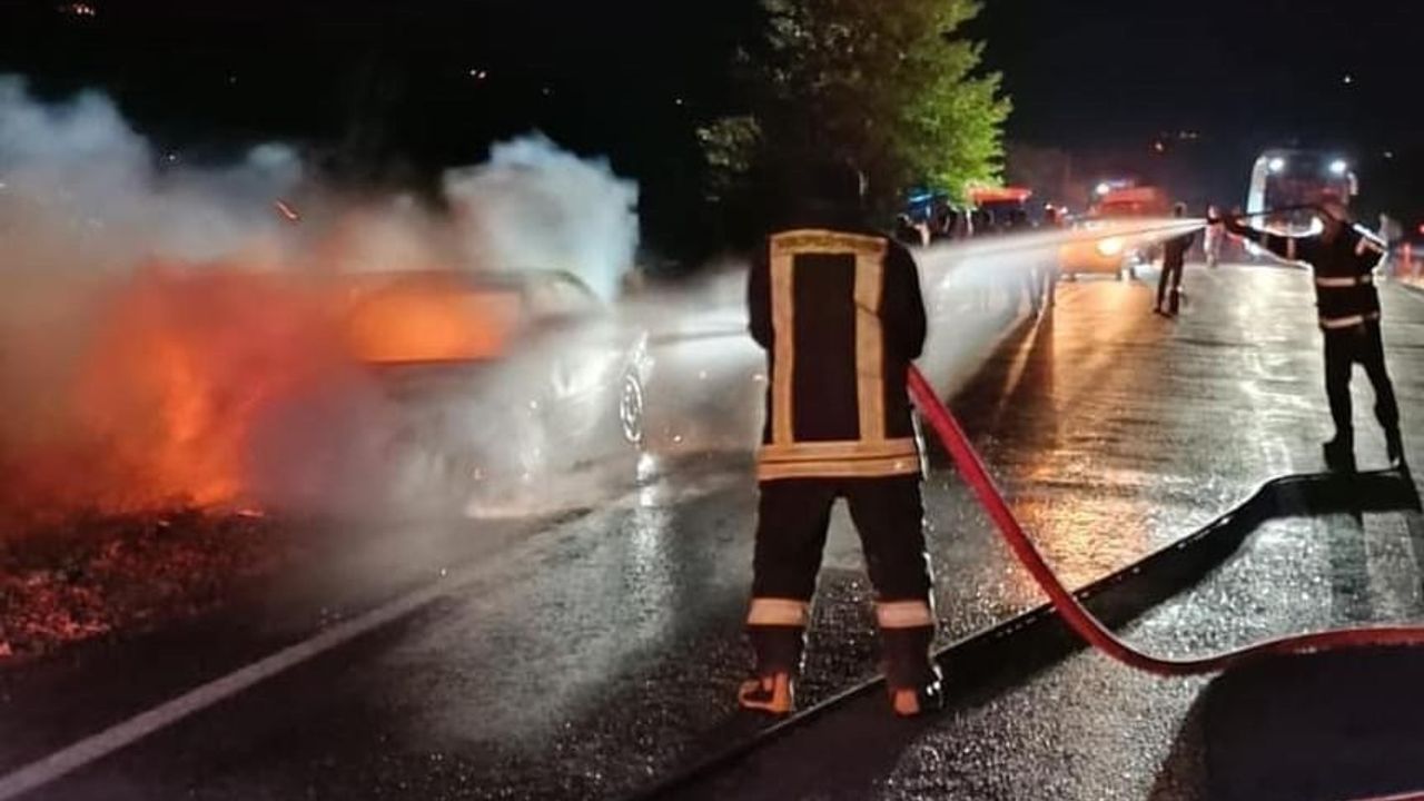Kastamonu'da Seyir Halindeki Otomobil:'' Alev Topuna Döndü''
