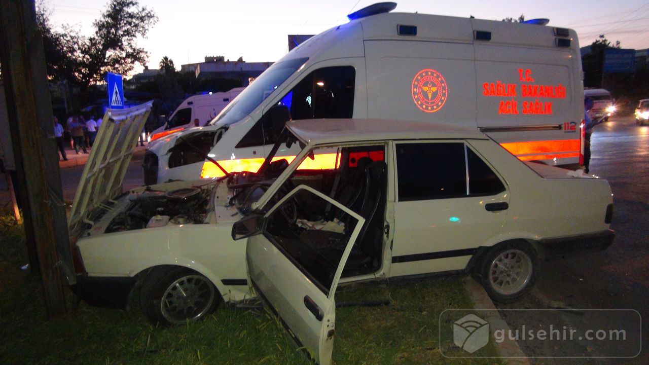 Mersin'de Ambulans Ve Otomobil Çarpıştı: 4 Yaralı