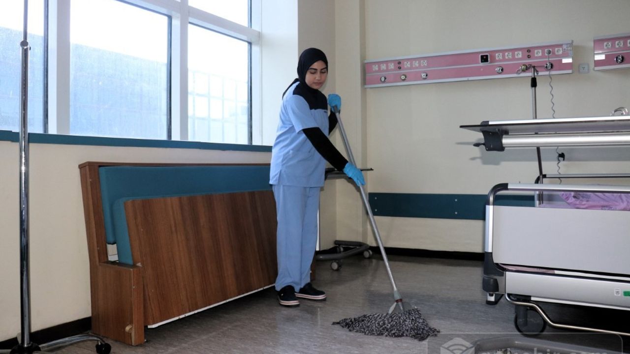 Azmin Zaferi!''Temizlik Personeli Olarak Çalıştığı Hastanenin Tıp Fakültesini Kazandı''