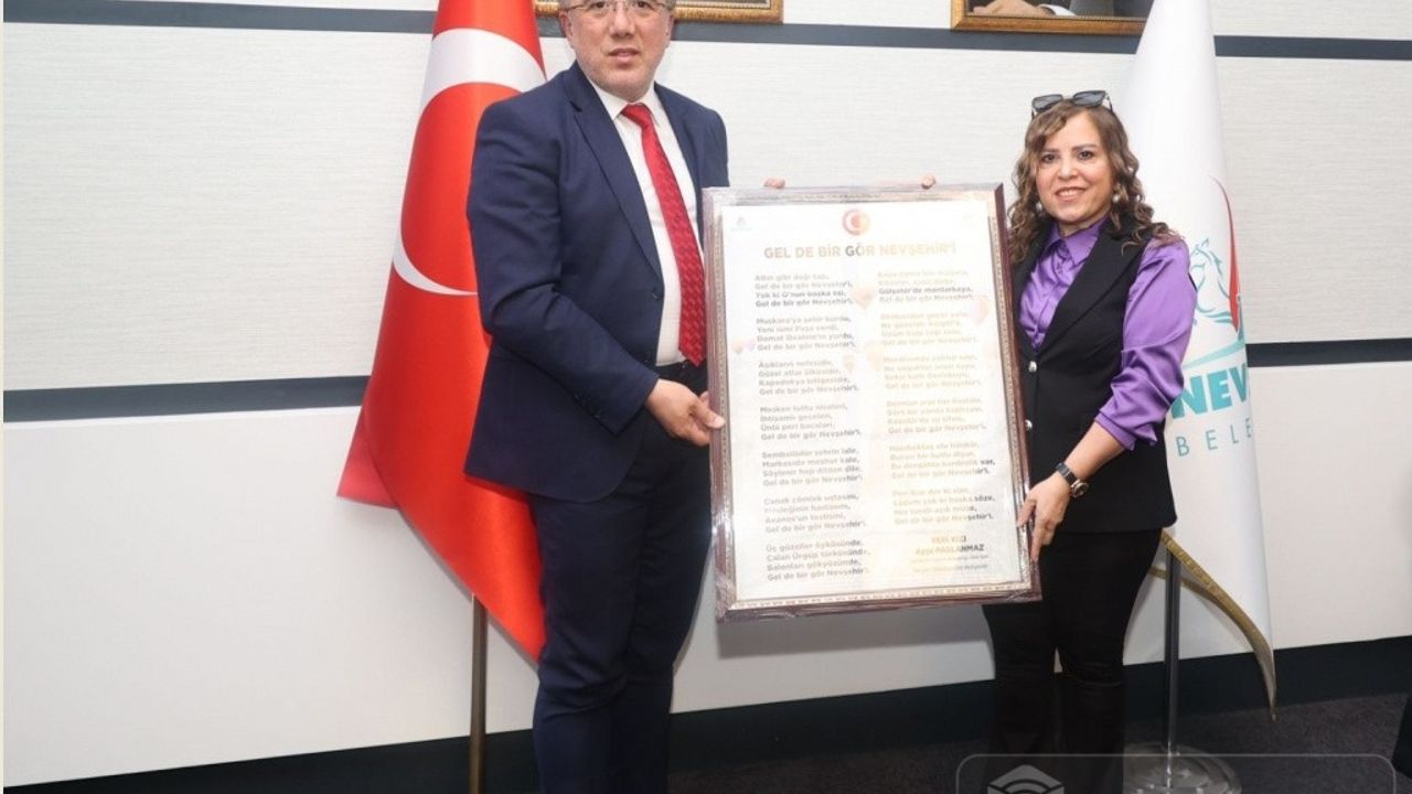 Ayşe Paslanmaz’ın “Gel De Bir Gör Nevşehir’i Şiirini Nevşehir Belediye Başkanı Tablolaştırdı.