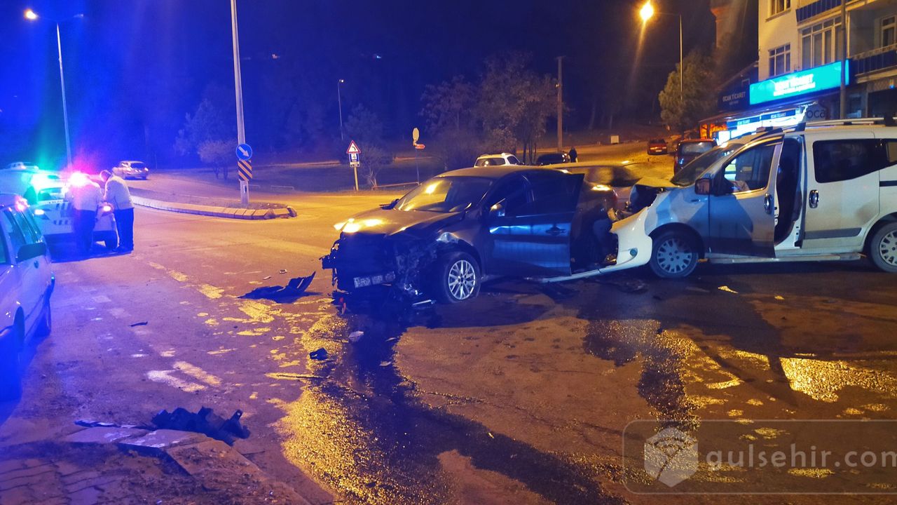 "Alkollü Sürücünün Korkunç Etkisi: İki Otomobil Kafa Kafaya Çarpıştı!"