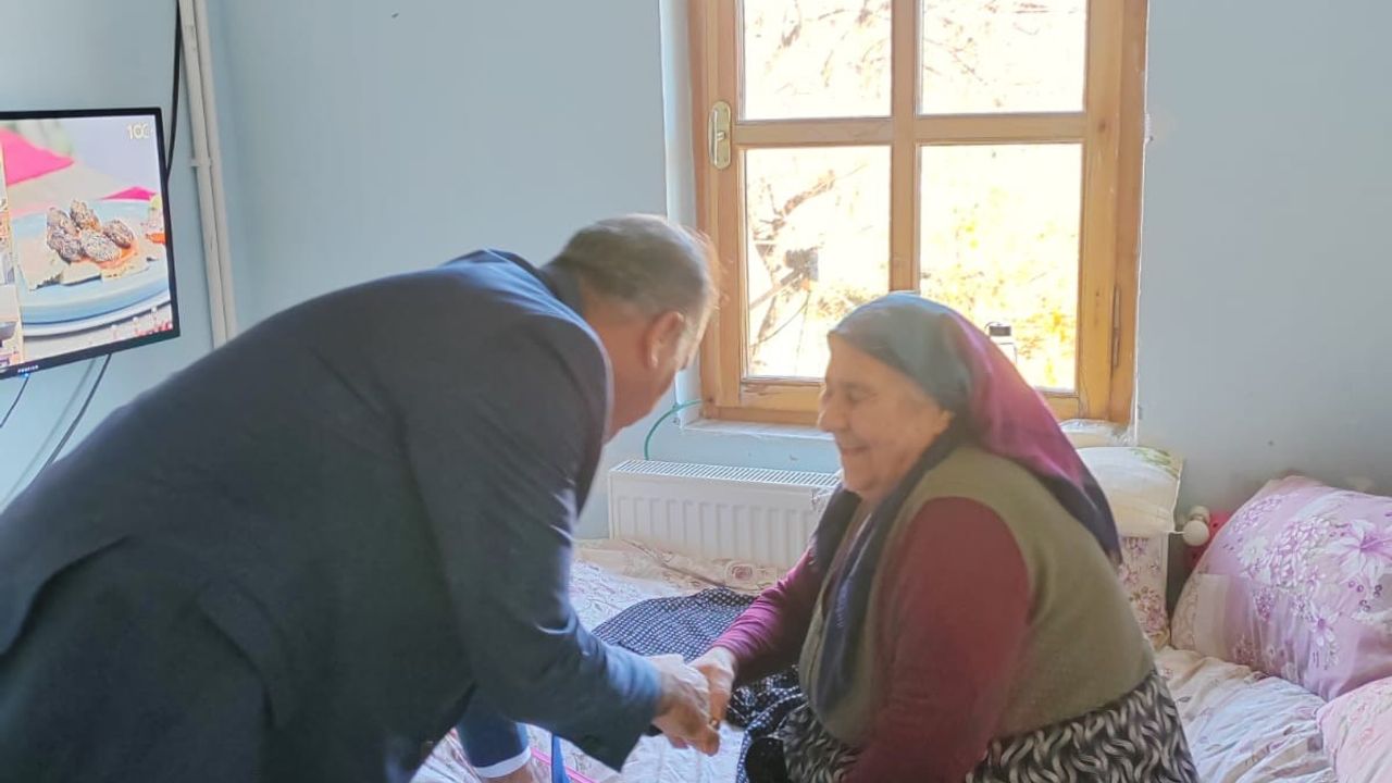 Halit Acar, ASDEP Görevlileriyle Birlikte Şehit Polis Ahmet Kara'nın Annesini Ziyaret Etti