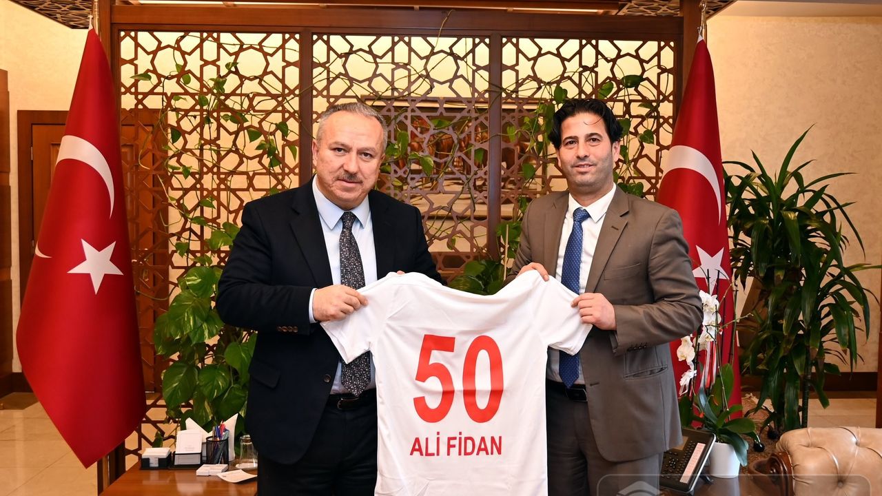 Vali Ali Fidan, Nevşehir Belediye Spor'un yeni başkanı Taner Demir ve yönetim kurulu üyelerini makamında kabul etti.