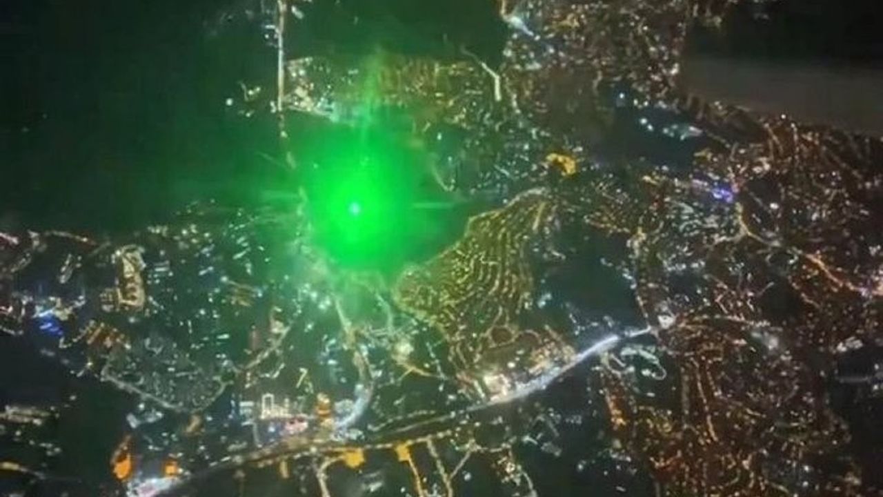"Hava Güvenliği Tehdit Altında: İzmir - İstanbul Uçuşuna Lazer Saldırısı!"