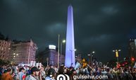 Arjantinliler takımlarının Dünya Kupası yarı finaline yükselmesini kutladı