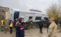 Diyarbakır'da trafik kazası. Yolcu otobüsü şarampole devrildi!