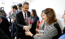 Bakan Özer'den öğretmenlere çiçek