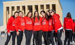 A Milli Kadın Hentbol Takımı, Anıtkabir'i ziyaret etti.