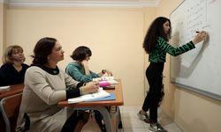 Rusya ve Ukrayna vatandaşları İzmir'de aynı sınıfta Türkçe öğreniyor
