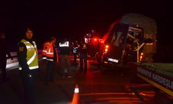 Amasya Yolu Üzeri Tiyatrocuları taşıyan minibüsle kamyonun çarpıştığı kazada 3 kişi öldü, 8 kişi yaralandı