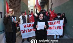 Hakkari'de aileler çocukları için HDP İl Başkanlığı önünde eylem yaptı