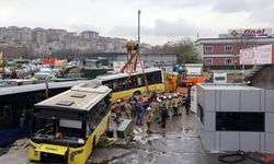 Alibeyköy'de tramvay ile İETT otobüsü çarpıştı