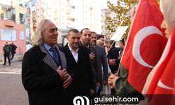 Mustafa Açıkgöz, evlat nöbeti tutan aileleri HDP il binası önünde ziyaret etti