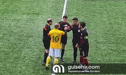 Çorum'da 1. Amatör Lig'de maç dışı edilen oyuncu sahaya bıçakla girdi