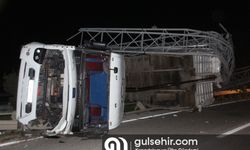 Antalya'da EDS direğine çarpan tır devrildi