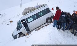 Van'da yoğun kar yağışı nedeniyle bir minibüs yoldan çıktı
