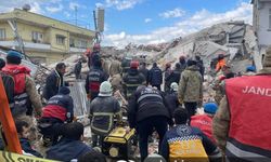 Osmaniye'de depremde hasar gören 2 katlı bina yıkıldı