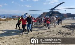 Türk Kızılay gönüllüleri afetzedelere yardım ediyor