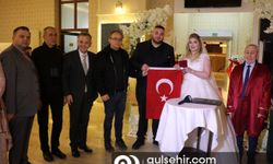 Manisa'da evlenen çift takılarını Türk Kızılay'a bağışladı