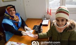 Iraklı 7 yaşındaki kız, kumbarasını afetzedelere bağışladı