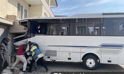 Kocaeli'de midibüs ile hafif ticari araç çarpıştı, 6 yaralı