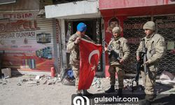 İskenderun'da askerimiz, yere düşen Türk bayrağını kaldırdı