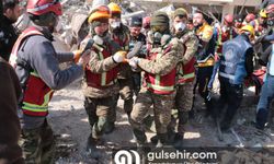 Antakya'da 3 kişi enkazdan depremin 296. saatinde kurtarıldı