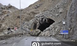 Artvin-Erzurum kara yoluna kaya parçaları düştü