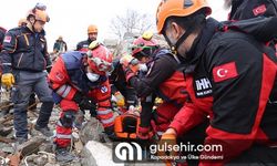 Nevşehir İHH ekipleri 3'ü çocuk 4 kişiyi enkazdan çıkardı