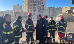 Başkan Savran deprem yerlerindeki itfaiyecileri ziyaret etti