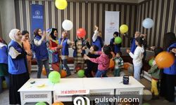 Ağrı'da depremzede çocuğa doğum günü kutlaması