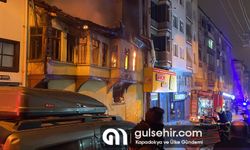 Bursa'da iki katlı ahşap bina alevlere teslim oldu
