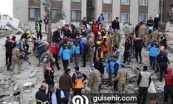 Şanlıurfa'da 6 katlı ağır hasarlı bina çöktü