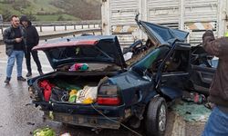 Balıkesir'de otomobil kamyona çarptı, araçtaki 2 kişi öldü