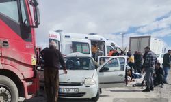 Erzincan'da depremzedelerin bulunduğu otomobil kaza yaptı