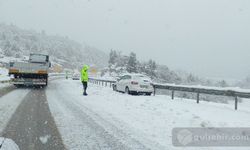 Konya-Antalya kara yolunda yoğun kar yağışı ulaşımı aksattı