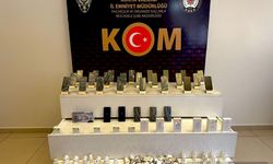 Konya'da duvara gizlenmiş kaçak telefonlar ele geçirildi