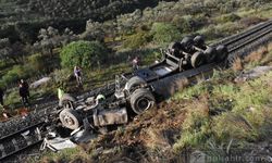 Aydın'da kamyon demir yoluna devrildi, sürücü öldü