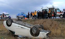 Sivas'ın Hafik ilçesinde otomobil şarampole devrildi