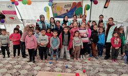 Sosyolog ve ekibi, depremzede çocukların yüzünü güldürüyor